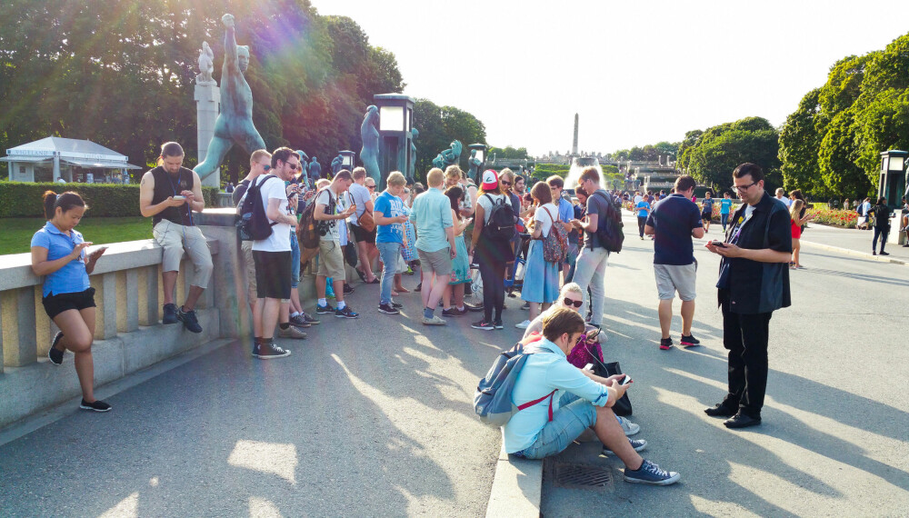 POKÉMON-SPILLERE: På kort tid har Pokémon Go blitt et stort spill også i Oslo. Vigelandsparken er blant de mest populære arenaene. Dette bildet er tatt 22. juli. POKÉMON-SPILLERE: På kort tid har Pokémon Go blitt et stort spill også i Oslo. Vigelandsparken er blant de mest populære arenaene. Dette bildet er tatt 22. juli.