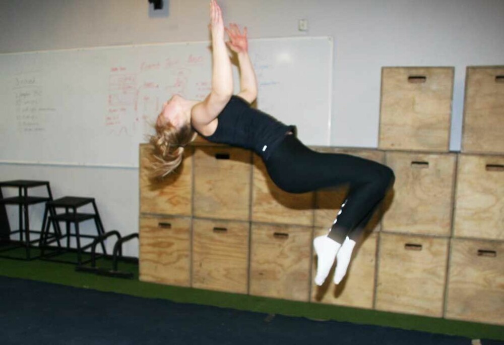 Etter timen tar Hilde en stille salto på tumblingen. Etter timen tar Hilde en stille salto på tumblingen.