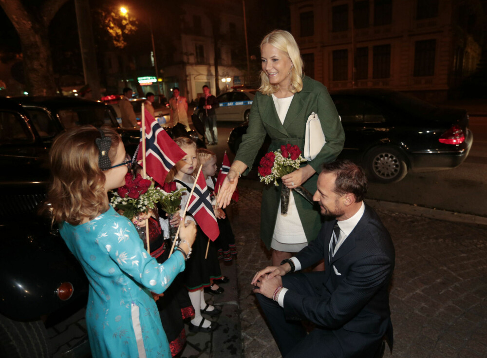 Kronprins Haakon og kronprinsesse Mette-Marit blir møtt av Rebacca Brennen (10 år i dag), Margrethe Kirkby-Garstad (8), Hedda Archer (6) og Selma Archer (4) under ankomsten på Hotel Metropole i Hanoi, Vietnam tirsdag kveld i forbindelse med det offisielle besøket 18-21 mars. Kronprins Haakon og kronprinsesse Mette-Marit blir møtt av Rebacca Brennen (10 år i dag), Margrethe Kirkby-Garstad (8), Hedda Archer (6) og Selma Archer (4) under ankomsten på Hotel Metropole i Hanoi, Vietnam tirsdag kveld i forbindelse med det offisielle besøket 18-21 mars.