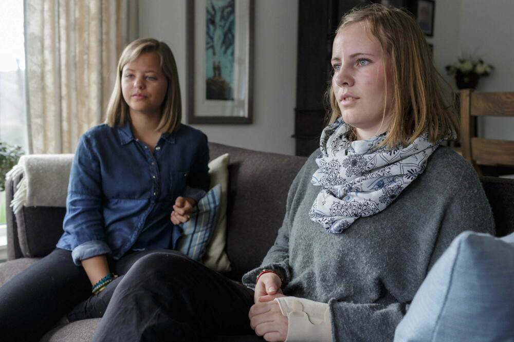Sunniva Thingnes Leira og Marte Kristine Flaten frå Førde overlevde bussulykka i Kenya i februar. Sunniva Thingnes Leira og Marte Kristine Flaten frå Førde overlevde bussulykka i Kenya i februar.