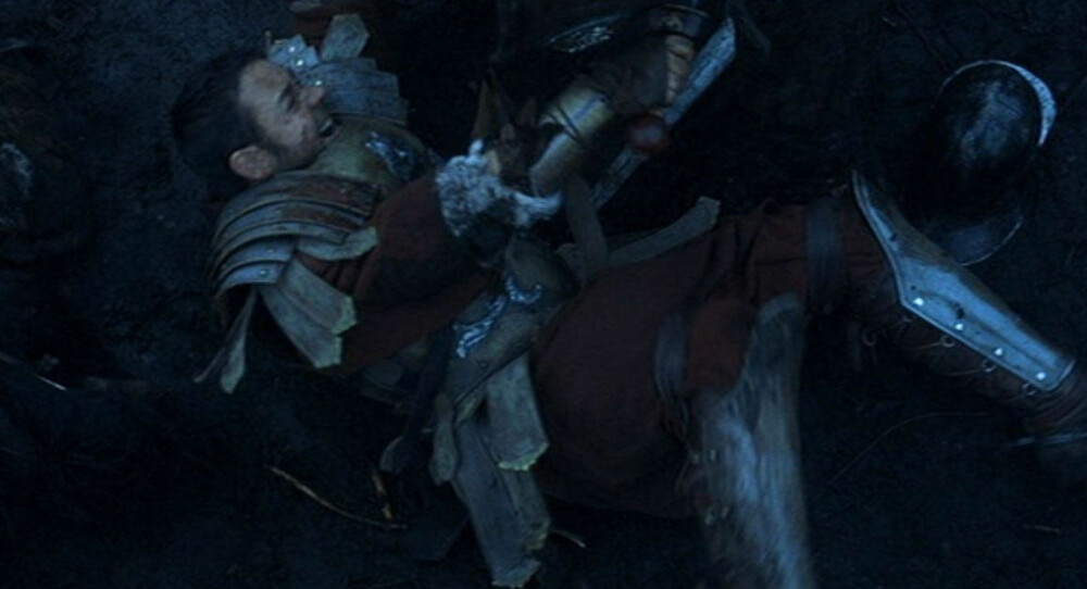 LER: Statisten ville ikke dø helt ennå. Det fikk Russell Crowe til å le. LER: Statisten ville ikke dø helt ennå. Det fikk Russell Crowe til å le.