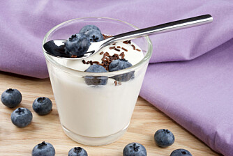 SUNT, LITE MÅLTID: Yoghurt naturell med noen biter av frukt eller bær er et sunt og smakfullt mellommåltid. SUNT, LITE MÅLTID: Yoghurt naturell med noen biter av frukt eller bær er et sunt og smakfullt mellommåltid.