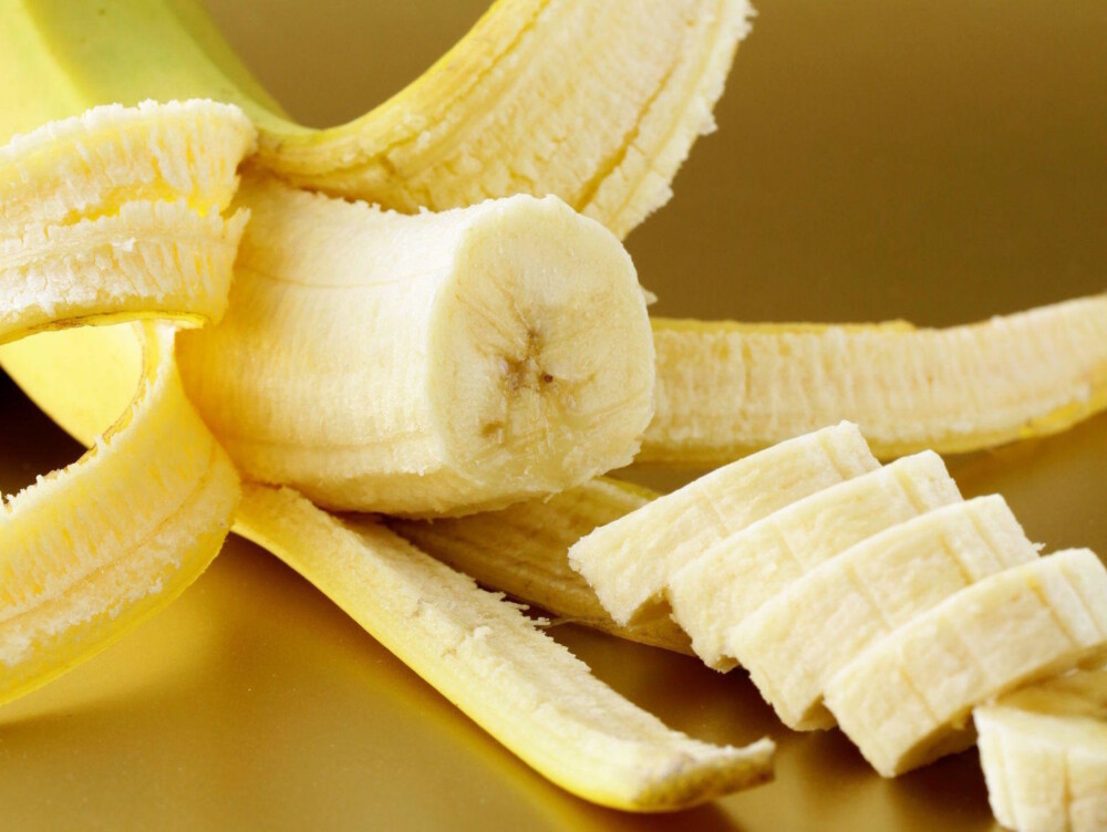 BANAN: Til tross for at den gule frukten bidrar med viktige næringsstoffer som kalium og vitamin B6, så mener ernæringsprofessor Birger Svihus at banan ikke er gunstig hvis du ønsker å gå ned i vekt på grunn av et høyt sukkerinnhold. BANAN: Til tross for at den gule frukten bidrar med viktige næringsstoffer som kalium og vitamin B6, så mener ernæringsprofessor Birger Svihus at banan ikke er gunstig hvis du ønsker å gå ned i vekt på grunn av et høyt sukkerinnhold.