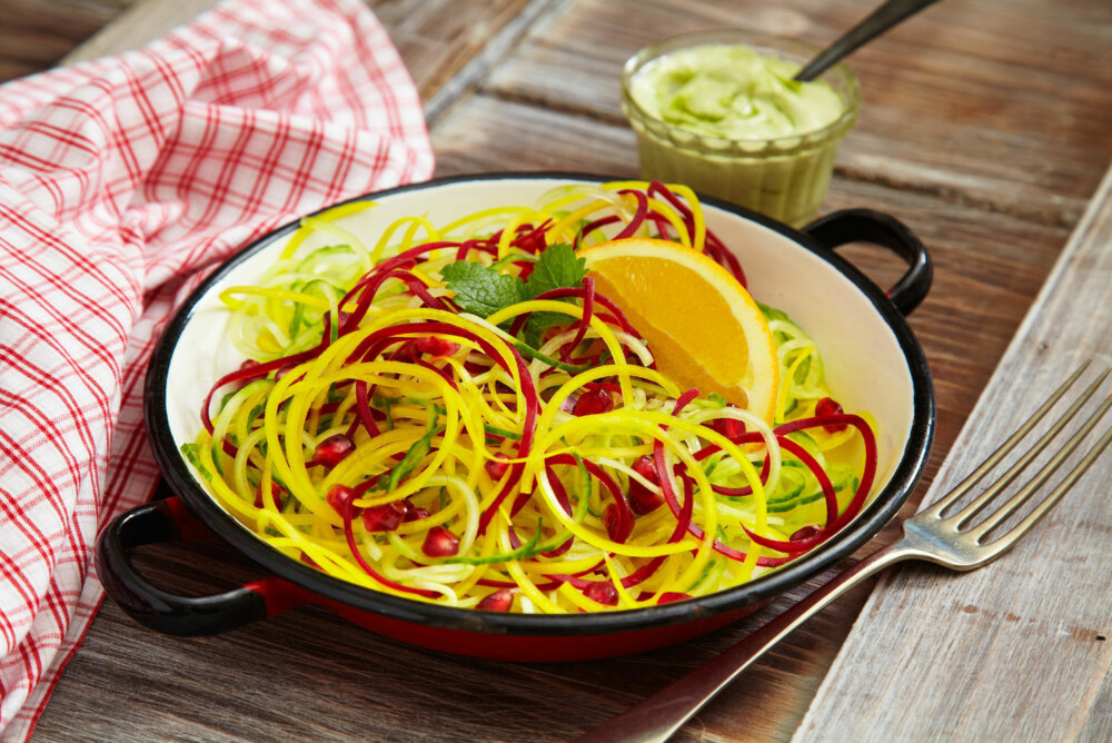 GRØNNSAKSSPAGETTI: Bland inn strimler av squash og andre grønnsaker i pastarettene. GRØNNSAKSSPAGETTI: Bland inn strimler av squash og andre grønnsaker i pastarettene.