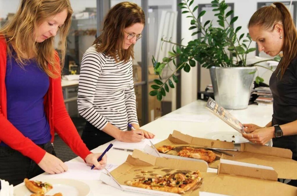 Vi sjekker innholdet og skriver vår dom over pizzaene fra nyåpnede Domino's Pizza. Vi sjekker innholdet og skriver vår dom over pizzaene fra nyåpnede Domino's Pizza.