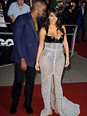 KIM KARDASHIAN og Kanye West på den røde løperen i London under prisutdelingen til «GQ Magazine». KIM KARDASHIAN og Kanye West på den røde løperen i London under prisutdelingen til «GQ Magazine».