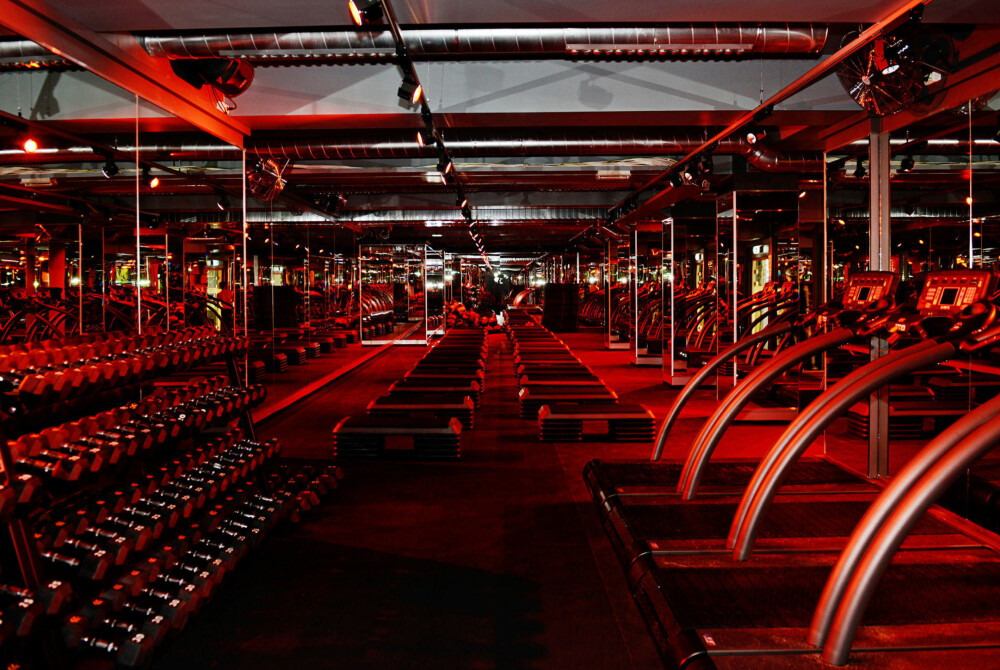 BARRY`S BOOTCAMP I OSLO: Gruppetimene inneholder både kondisjon- og styrketrening og foregår i «nattklubbstemning» med farget lys og høy musikk. BARRY`S BOOTCAMP I OSLO: Gruppetimene inneholder både kondisjon- og styrketrening og foregår i «nattklubbstemning» med farget lys og høy musikk.