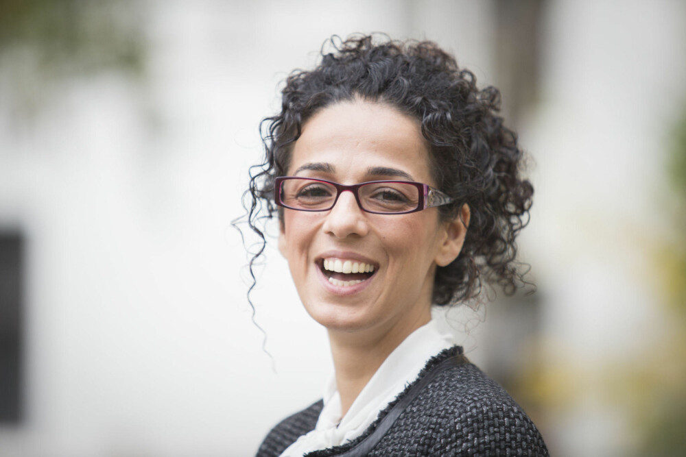 Masih Alinejad utfordrer loven ved å oppfordre til å dele bilder uten sjal. Hun kaller det Stealthy Freedom, eller hemmelig frihet. Masih Alinejad utfordrer loven ved å oppfordre til å dele bilder uten sjal. Hun kaller det Stealthy Freedom, eller hemmelig frihet.