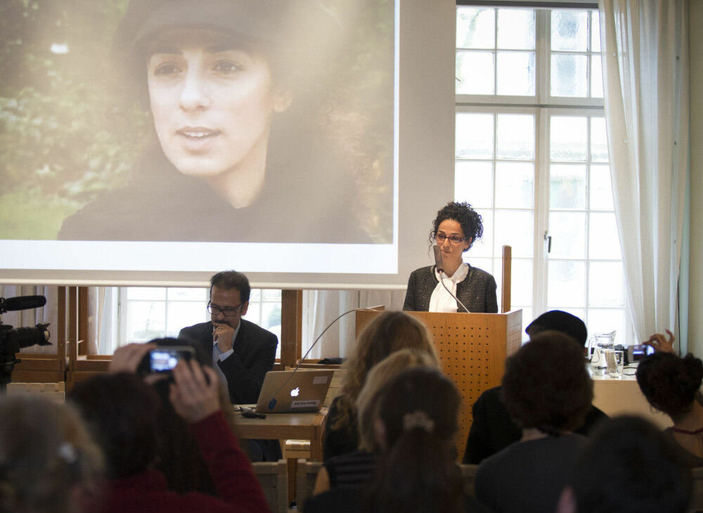 I dag viser Masih Alinejad seg gjerne uten hodeplagg. Men selv etter at hun la fra seg hijaben tok det lang tid før hun turte å gå uten lue eller noe annet som skjulte håret, fortalte hun under Fritt Ords seminar. I dag viser Masih Alinejad seg gjerne uten hodeplagg. Men selv etter at hun la fra seg hijaben tok det lang tid før hun turte å gå uten lue eller noe annet som skjulte håret, fortalte hun under Fritt Ords seminar.