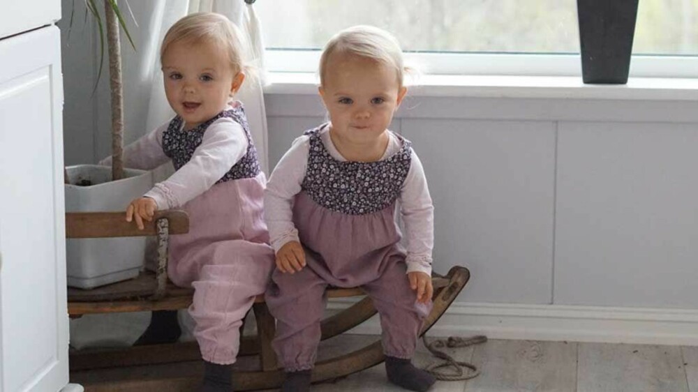 Tvillingene Otilie og Olivia i hjemmesydde buksedresser. Tvillingene Otilie og Olivia i hjemmesydde buksedresser.