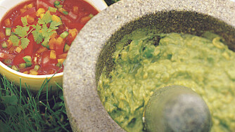 GUACAMOLE OG SALSA er populære tacoingredienser. GUACAMOLE OG SALSA er populære tacoingredienser.