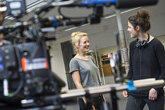 GOD KJEMI: Ine Marie Wilman og Anne Sewitsky på settet under innspillingen av filmen. GOD KJEMI: Ine Marie Wilman og Anne Sewitsky på settet under innspillingen av filmen.