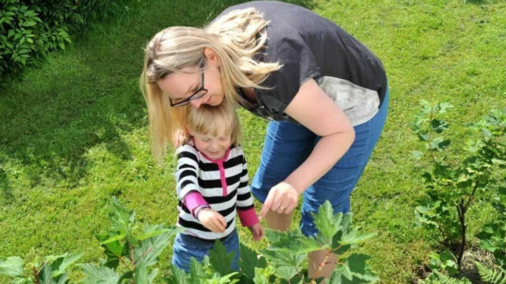 PLUKKE BLOMSTER: Å være i hagen og plukke blomster er en fin feriesyssel, mener Casa Kaos-blogger Marte Frimand-Anda. Her med datteren sin ute i hagen. PLUKKE BLOMSTER: Å være i hagen og plukke blomster er en fin feriesyssel, mener Casa Kaos-blogger Marte Frimand-Anda. Her med datteren sin ute i hagen.