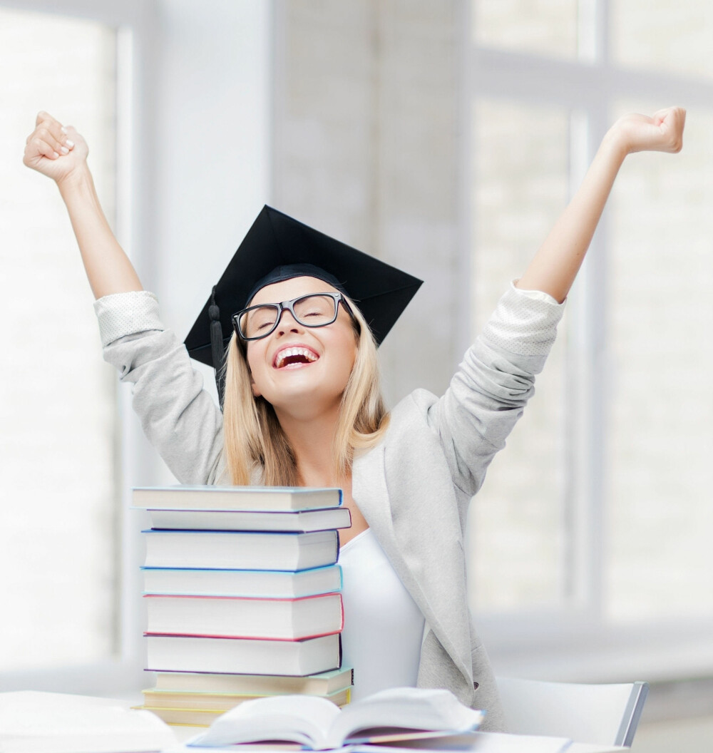 JUBEL: Er du en av dem som har gått fem år på skolen, kan du juble. Mastergraden er definitivt mer verdt enn en bachelor. Foto: Colourbox JUBEL: Er du en av dem som har gått fem år på skolen, kan du juble. Mastergraden er definitivt mer verdt enn en bachelor. Foto: Colourbox