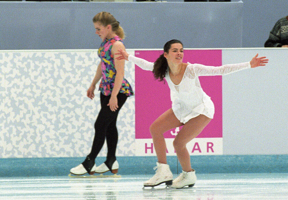 Fra vinter-OL på Lillehammer: De amerikanske kunstløperne Tonya Harding (t.v.) og Nancy Kerrigan trener sammen i Hamar OL-amfi. Harding ankom Hamar dagen før, etter å ha blitt holdt tilbake i USA mens man etterforsket angrepet mot Kerrigan som satte henne ut av spill før det amerikanske mesterskapet. Fra vinter-OL på Lillehammer: De amerikanske kunstløperne Tonya Harding (t.v.) og Nancy Kerrigan trener sammen i Hamar OL-amfi. Harding ankom Hamar dagen før, etter å ha blitt holdt tilbake i USA mens man etterforsket angrepet mot Kerrigan som satte henne ut av spill før det amerikanske mesterskapet.
