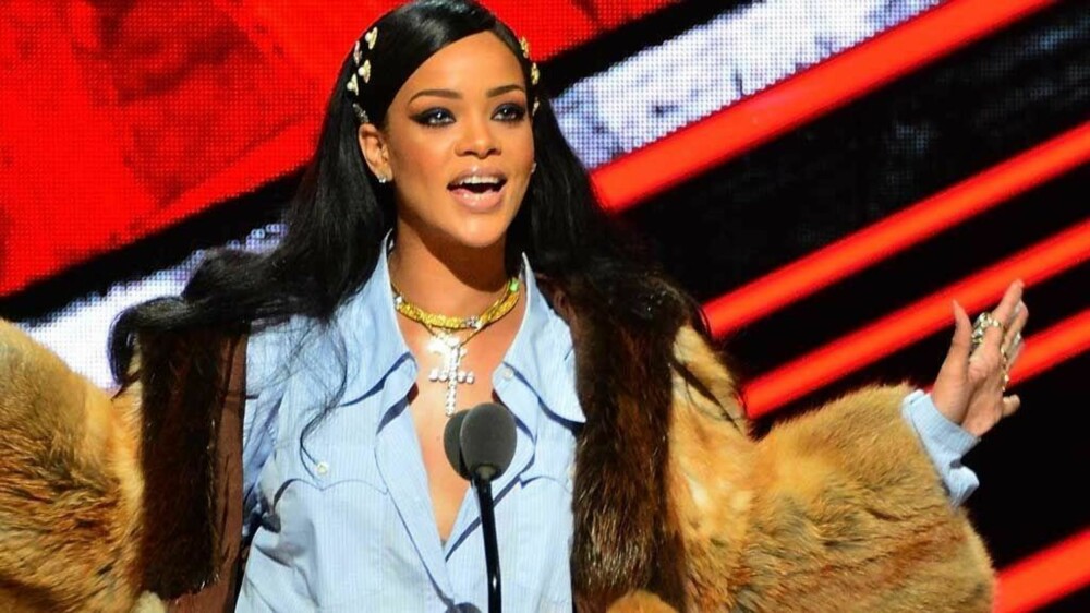 Rihanna er kjent for å engasjere seg og gi alt til fansen. Rihanna er kjent for å engasjere seg og gi alt til fansen.