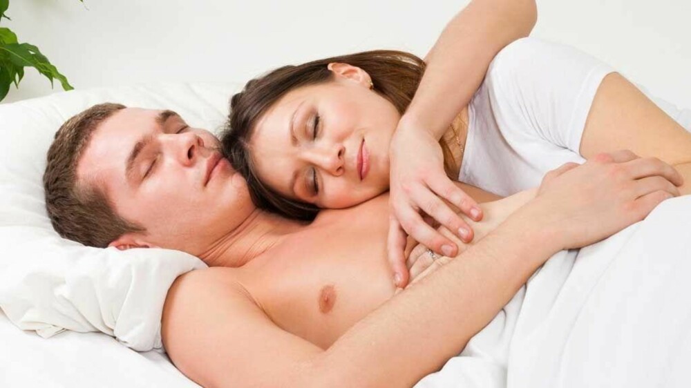Han vil ha deg på armen når han sover. Han vil ha deg på armen når han sover.