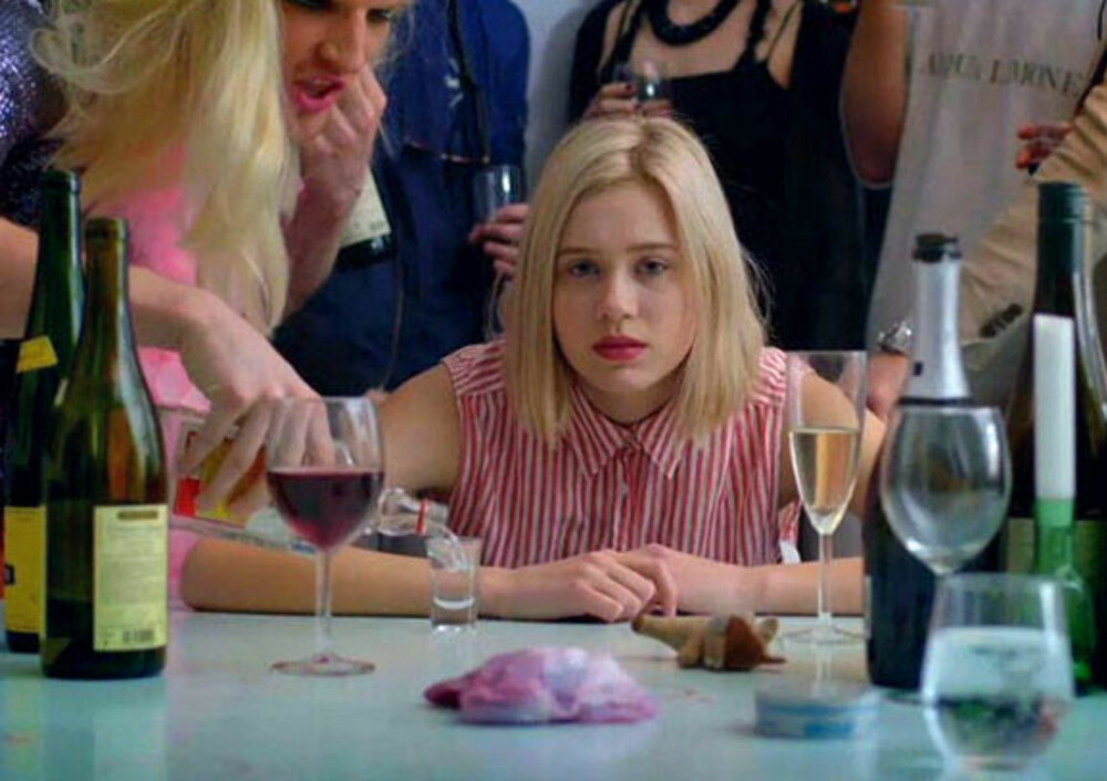 SATTE DAGSORDEN: NRK-serien «Skam» tok en brå vending da hovedpersonen Noora (bildet) fikk blackout og fryktet at hun hadde blitt voldtatt av Williams bror, samt at hun fikk vite at han hadde tatt nakenbilder av henne, ble debatten rundt seksuelle overgrep en het potet. Nå viser undersøkelsen UngVold 2015 at en av fire jenter har opplevd overgrep. SATTE DAGSORDEN: NRK-serien «Skam» tok en brå vending da hovedpersonen Noora (bildet) fikk blackout og fryktet at hun hadde blitt voldtatt av Williams bror, samt at hun fikk vite at han hadde tatt nakenbilder av henne, ble debatten rundt seksuelle overgrep en het potet. Nå viser undersøkelsen UngVold 2015 at en av fire jenter har opplevd overgrep.