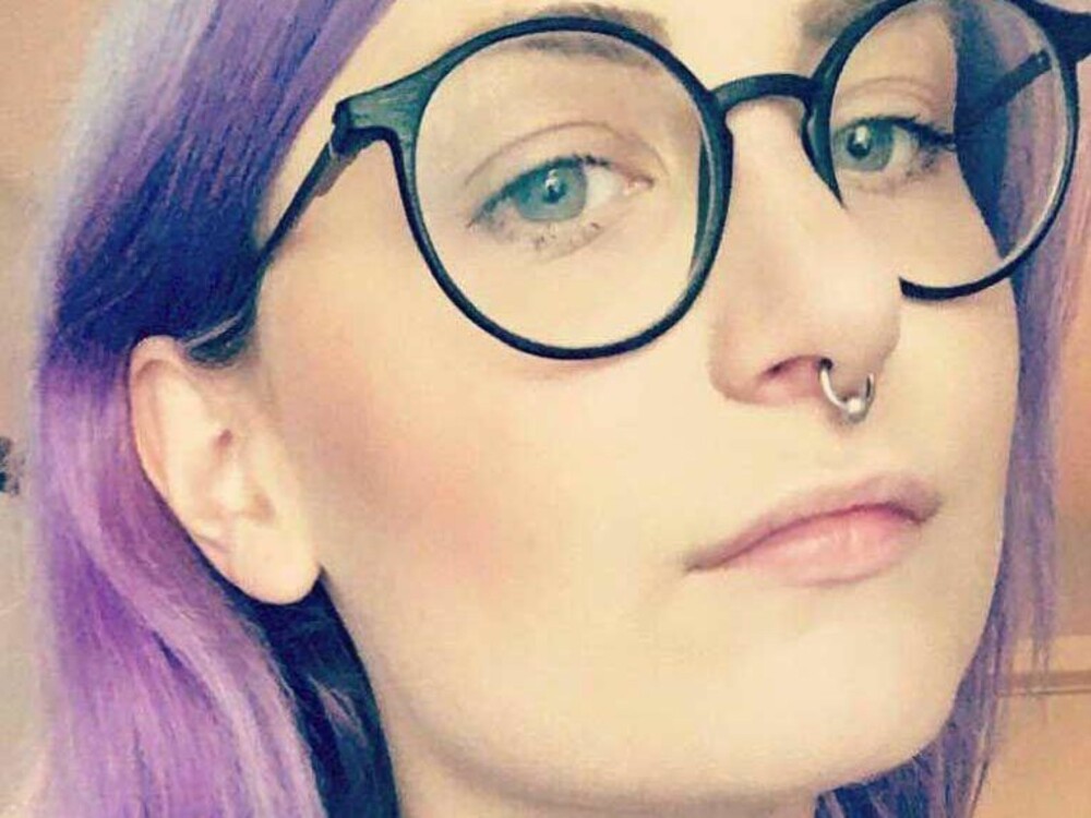 For journalist Malin betyr det å leve poly at hun er i et kjæresteforhold med en partner, men at de begge kan ha seksuelle forhold med andre. For journalist Malin betyr det å leve poly at hun er i et kjæresteforhold med en partner, men at de begge kan ha seksuelle forhold med andre.