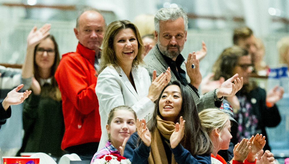 VISTE SEG SAMMEN: Prinsesse Märtha Louise og Ari Behn viste seg sammen under Oslo Horse Show i Telenor arena i oktober da døtrene opptrådte i en voltige-oppvisning. VISTE SEG SAMMEN: Prinsesse Märtha Louise og Ari Behn viste seg sammen under Oslo Horse Show i Telenor arena i oktober da døtrene opptrådte i en voltige-oppvisning.