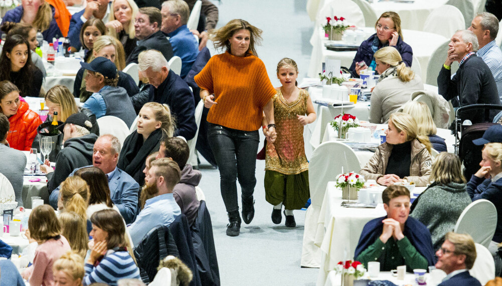 OPPTRÅDTE: Prinsesse Märtha Louise og Emma Tallulah Behn (t.h.) under verdenscupen i sprangridning under Oslo Horse Show 2016 i Telenor arena. OPPTRÅDTE: Prinsesse Märtha Louise og Emma Tallulah Behn (t.h.) under verdenscupen i sprangridning under Oslo Horse Show 2016 i Telenor arena.