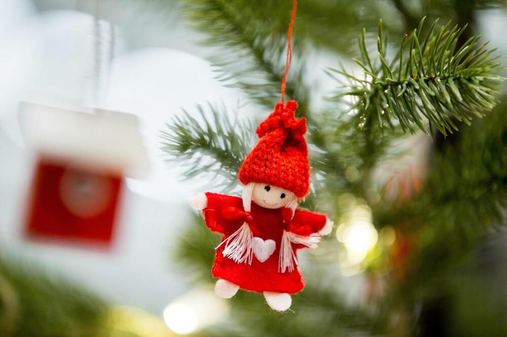 Å gå rundt juletreet krever skriftlig godkjenning av foreldre på Slemdal skole i Oslo. (Illustrasjonsfoto) Å gå rundt juletreet krever skriftlig godkjenning av foreldre på Slemdal skole i Oslo. (Illustrasjonsfoto)