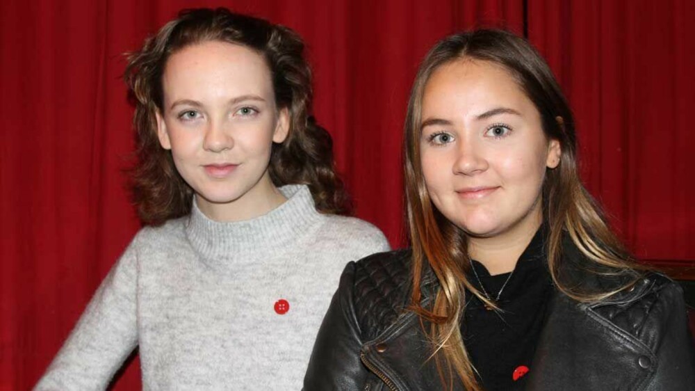 ENGASJERTE: Anna Skavlan (19) og Kari Saxhaug (19) er opptatt av at unge jenter og kvinner ikke skal føle skam om de sier fra om overgrep og vold. ENGASJERTE: Anna Skavlan (19) og Kari Saxhaug (19) er opptatt av at unge jenter og kvinner ikke skal føle skam om de sier fra om overgrep og vold.