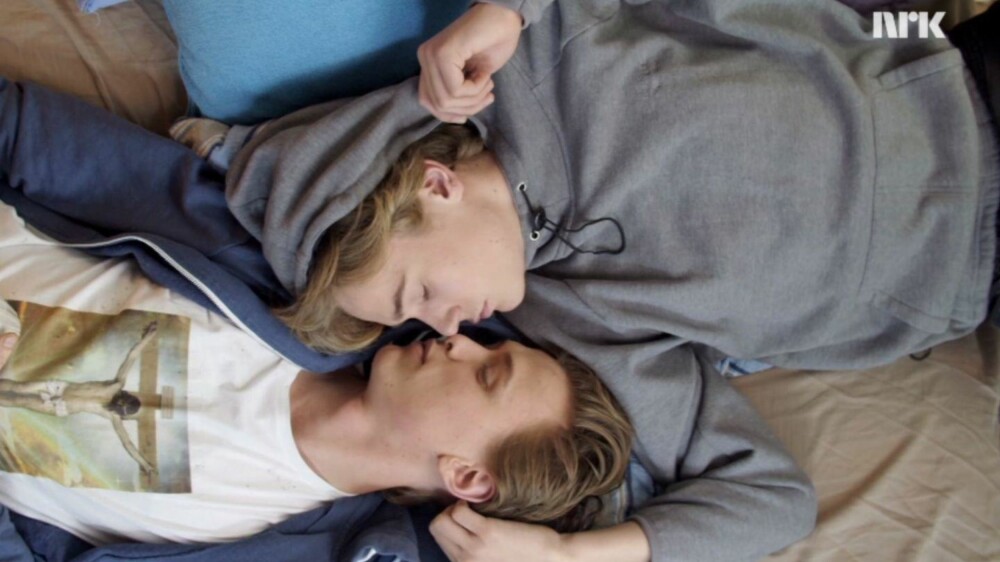Isak (Tarjei Sandvik Moe) og Even (Henrik Holm) slo ut mange kjente par i store TV-serier i E!s kåring av årets hotteste TV-par. Isak (Tarjei Sandvik Moe) og Even (Henrik Holm) slo ut mange kjente par i store TV-serier i E!s kåring av årets hotteste TV-par.