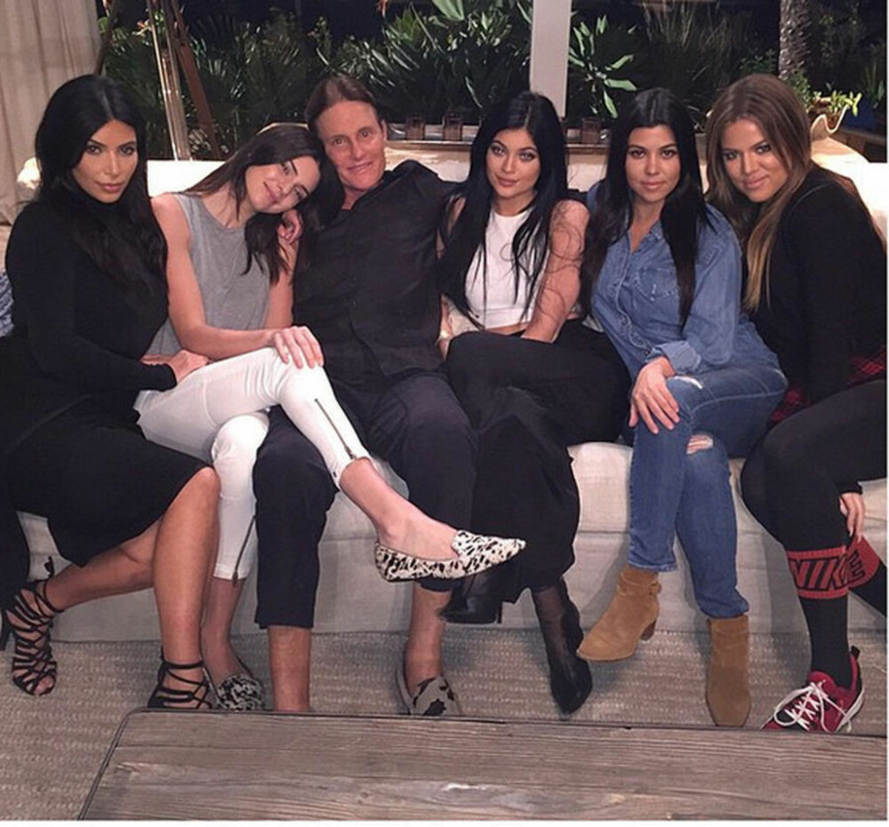KJENT FAMILIE: Kim Kardashian (f.v.) sammen med deler av familien sin. Kendall Jenner, Bruce Jenner (nå Caitlyn Jenner), Kylie Jenner, Kourtney Kardashian og Khloe Kardashian. KJENT FAMILIE: Kim Kardashian (f.v.) sammen med deler av familien sin. Kendall Jenner, Bruce Jenner (nå Caitlyn Jenner), Kylie Jenner, Kourtney Kardashian og Khloe Kardashian.