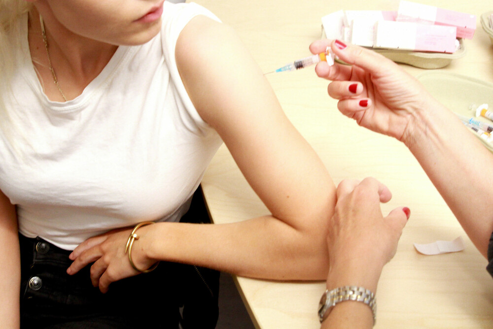 HPV-vaksinen tilbys gratis i en periode på to år til kvinner født 1991 og senere. HPV-vaksinen tilbys gratis i en periode på to år til kvinner født 1991 og senere.