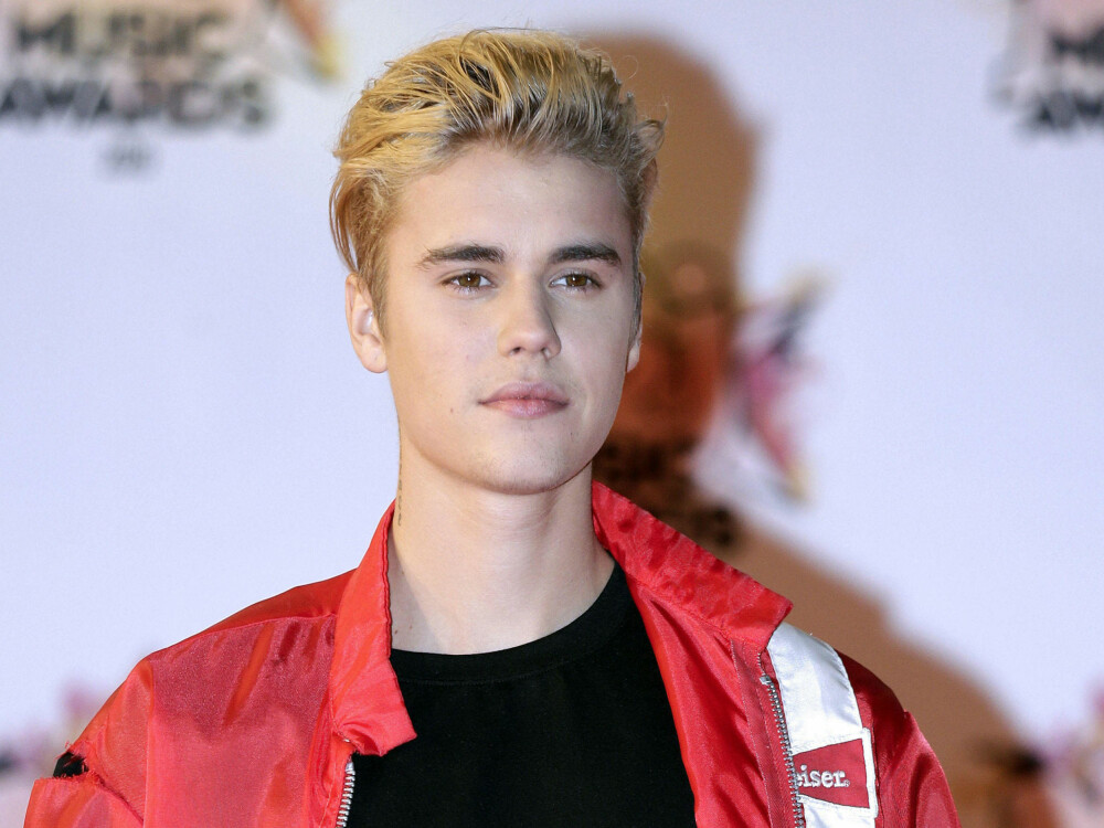 Justin Bieber gjør alt for å ordne forholdet mellom han og sin far. Justin Bieber gjør alt for å ordne forholdet mellom han og sin far.