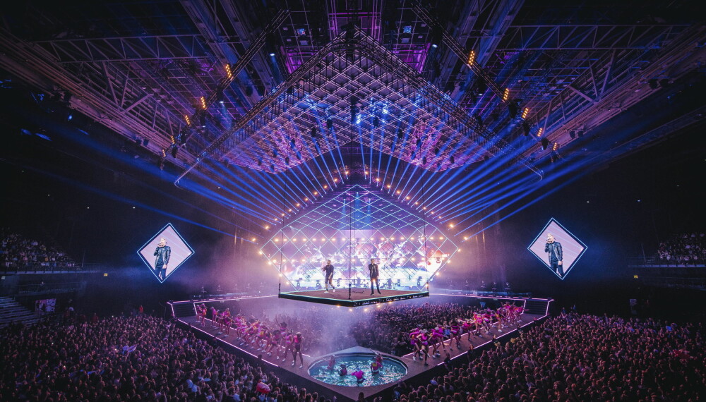 De tre utsolgte Karpe Diem-konsertene i Oslo Spektrum var mer enn konserter: Den fiksjonelle historien som fortelles i filmen preget også konsertens scenografi og koreografi. De tre utsolgte Karpe Diem-konsertene i Oslo Spektrum var mer enn konserter: Den fiksjonelle historien som fortelles i filmen preget også konsertens scenografi og koreografi.