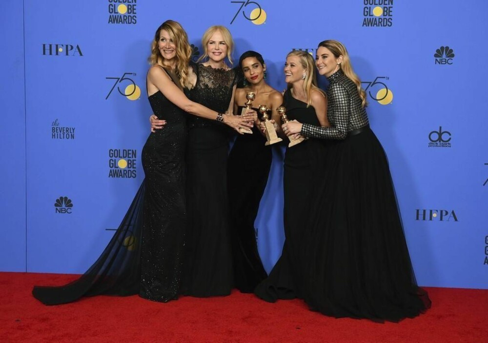 Laura Dern (f.v.) Nicole Kidman, Zoe Kravitz, Reese Witherspoon og Shailene Woodley poserer for pressen etter at de vant prisen for beste TV-serie under Golden Globe-utdelingen i januar 2018. Laura Dern (f.v.) Nicole Kidman, Zoe Kravitz, Reese Witherspoon og Shailene Woodley poserer for pressen etter at de vant prisen for beste TV-serie under Golden Globe-utdelingen i januar 2018.