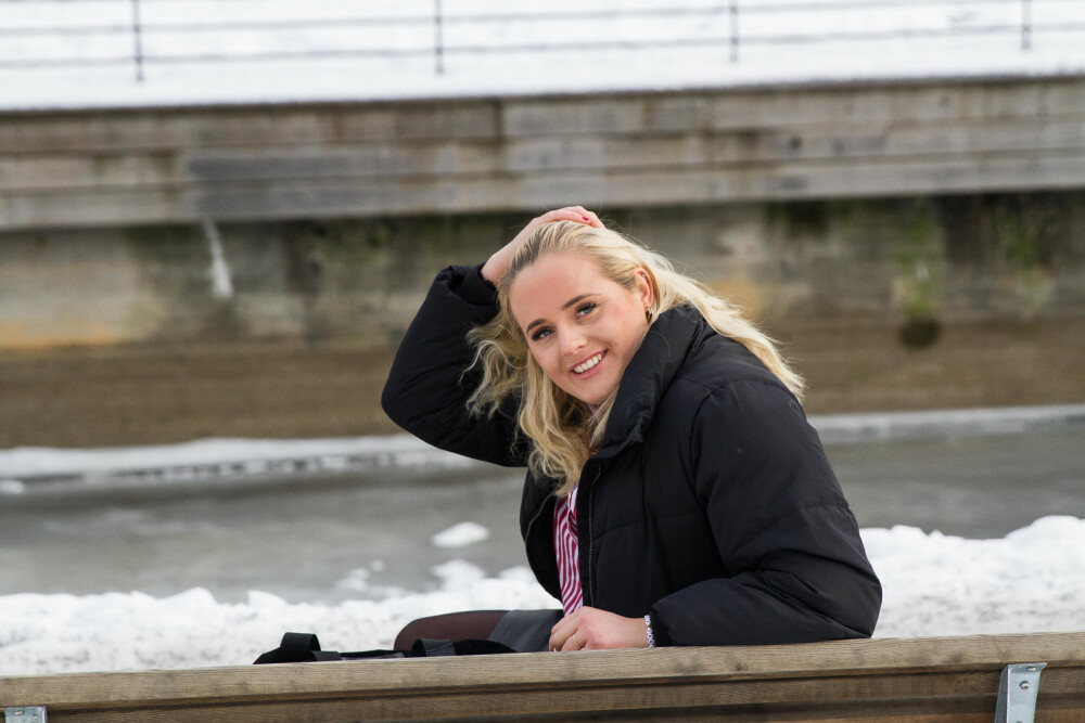 Martine Halvorsen pendler mellom Norge og Sverige, hvor hun bor med kjæresten Christian som spiller hockey. Martine Halvorsen pendler mellom Norge og Sverige, hvor hun bor med kjæresten Christian som spiller hockey.
