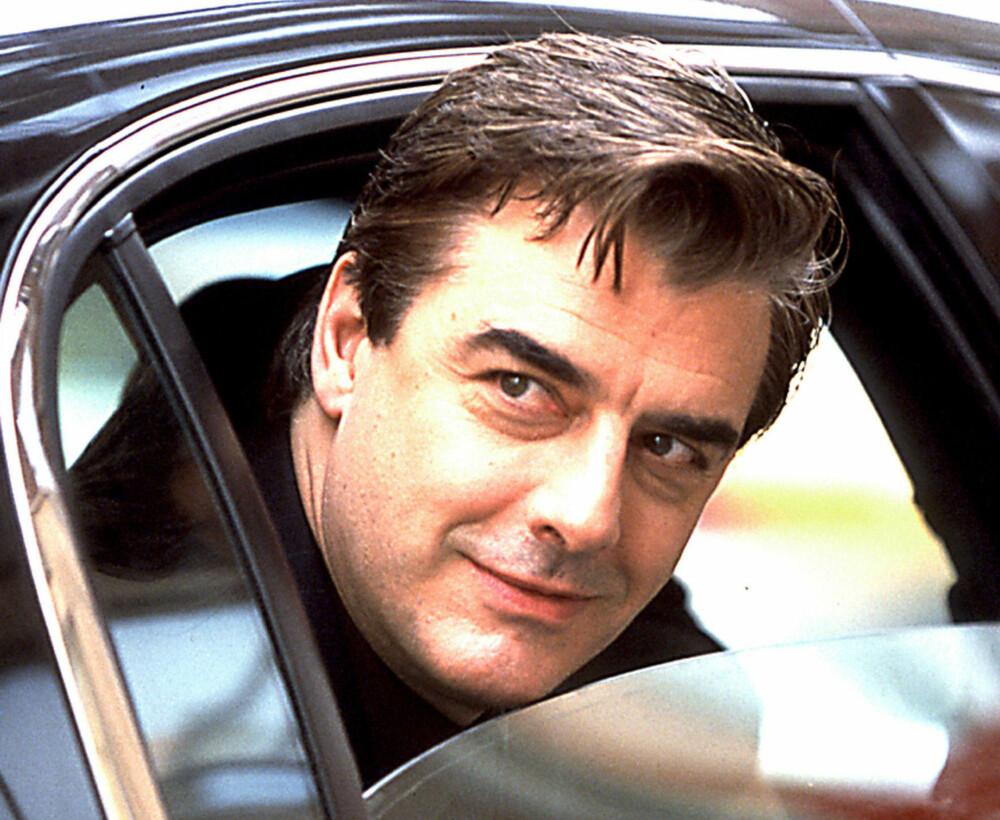 Mr. Big (Chris Noth) er en av seriens viktigste karakterer. Men det er først på slutten av siste episode at vi får vite navnet hans: John. Mr. Big (Chris Noth) er en av seriens viktigste karakterer. Men det er først på slutten av siste episode at vi får vite navnet hans: John.