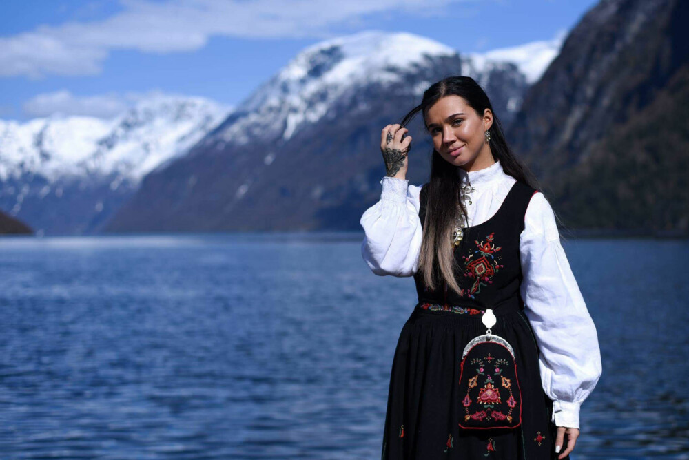 Sophie Vågsæter i Strandabunad og Nordalsskjorte. Sophie Vågsæter i Strandabunad og Nordalsskjorte.