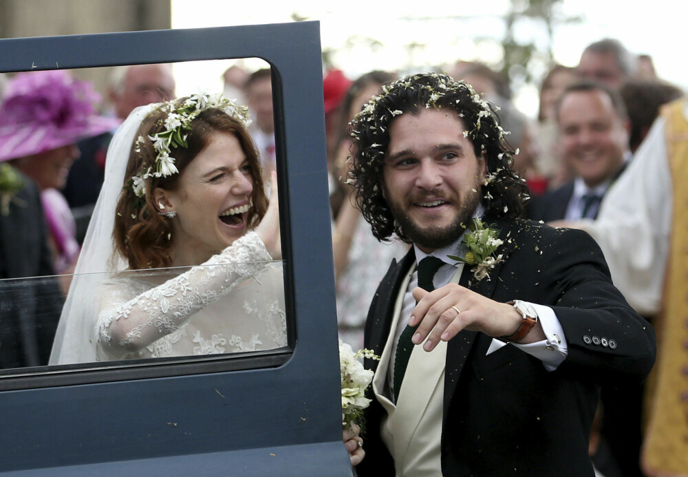 GIFTET SEG: Skuespillerparet Rose Leslie og Kit Harington giftet seg i Rayne Church i Aberdeenshire i Skottland 23. juni. Paret ble kjent på settet til Game of Thrones, hvor de begge har spilt store roller. GIFTET SEG: Skuespillerparet Rose Leslie og Kit Harington giftet seg i Rayne Church i Aberdeenshire i Skottland 23. juni. Paret ble kjent på settet til Game of Thrones, hvor de begge har spilt store roller.