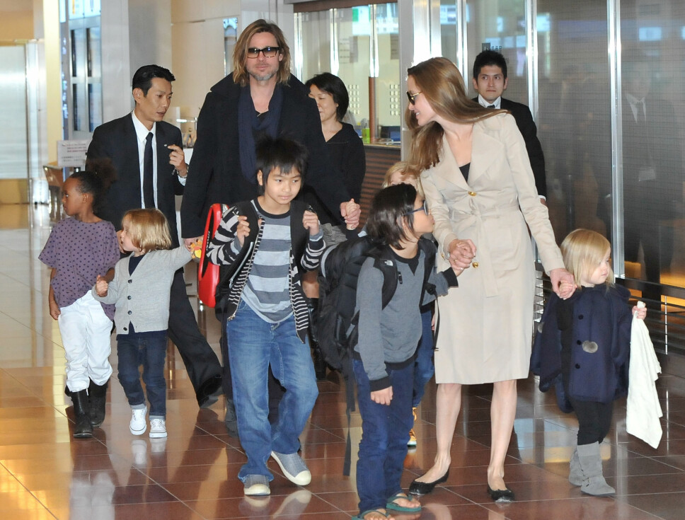 STORFAMILIE: Her er Brad og Angelina Jolie med barna Maddox, Pax, Zahara, Shiloh, Knox, and Vivienne tilbake i 2008. STORFAMILIE: Her er Brad og Angelina Jolie med barna Maddox, Pax, Zahara, Shiloh, Knox, and Vivienne tilbake i 2008.