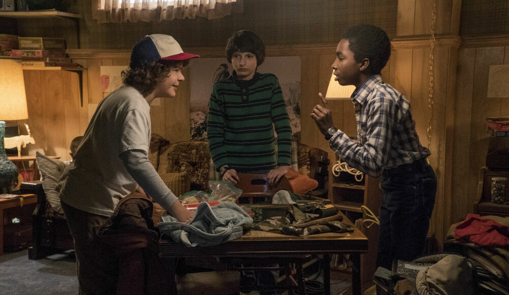<b>INSPIRASJON: </b>Netflix suksessen «Stranger Things» skal være inspirasjonskilden til buksene fra Cie Denim. Her fra høyre Dustin (Gaten Matarazzo), Mike (Finn Wolfhard) og Lucas (Caleb McLaughlin) i en diskusjon i sesong 1. <b>INSPIRASJON: </b>Netflix suksessen «Stranger Things» skal være inspirasjonskilden til buksene fra Cie Denim. Her fra høyre Dustin (Gaten Matarazzo), Mike (Finn Wolfhard) og Lucas (Caleb McLaughlin) i en diskusjon i sesong 1.