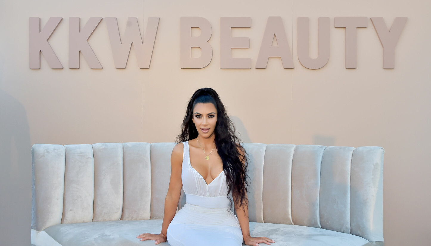 <b>SAKSØKES:</b> Kim Kardashians selskap KKW Beauty saksøkes av et mediareklame-firma. De mener en av Kardashians nye parfyme-dufter har stjålet logoen deres. <b>SAKSØKES:</b> Kim Kardashians selskap KKW Beauty saksøkes av et mediareklame-firma. De mener en av Kardashians nye parfyme-dufter har stjålet logoen deres.
