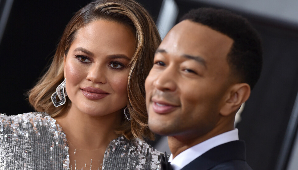 SJALU: Chrissy Teigen og John Legend er et av kjendisverdenens mest profilerte par, og har vært sammen i ti år. Nå forteller Chrissy Teigen spøkefullt på Twitter om den gangen hun brøt sammen av sjalusi på musikkvideoinnspilling med ektemannen tidlig i forholdet. SJALU: Chrissy Teigen og John Legend er et av kjendisverdenens mest profilerte par, og har vært sammen i ti år. Nå forteller Chrissy Teigen spøkefullt på Twitter om den gangen hun brøt sammen av sjalusi på musikkvideoinnspilling med ektemannen tidlig i forholdet.