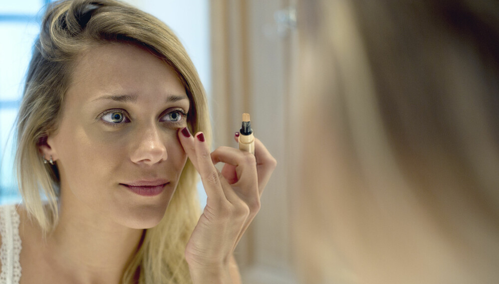 FØR ELLER ETTER FOUNDATION? Det er ikke lett å holde styr på dette med sminke. Skal concealeren på før eller etter foundation? Dette gjør de fleste makeupekspertene. FØR ELLER ETTER FOUNDATION? Det er ikke lett å holde styr på dette med sminke. Skal concealeren på før eller etter foundation? Dette gjør de fleste makeupekspertene.