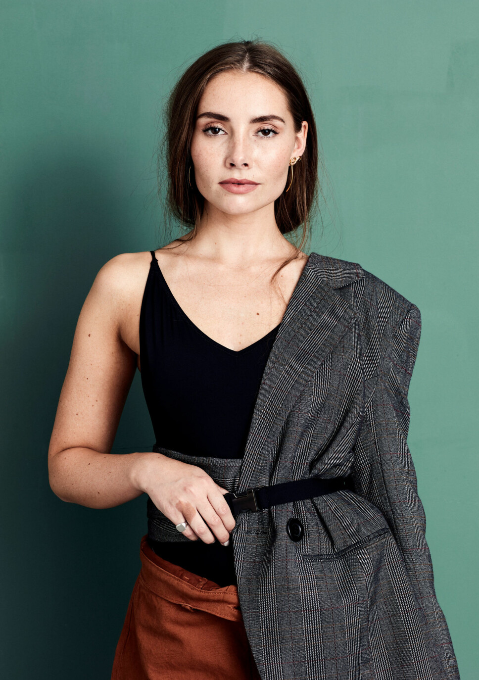 Badedrakt med belte fra H&M, kr 249.
Skjørt fra Monki, kr 250.
Blazer fra Bik Bok, kr 499.
Sko fra Roots/ DNA, kr 499.
Snirklete ørepynt fra Maanesten, kr 500.
Lang ørepynt fra Maanesten, kr 700.
Ringer private. Badedrakt med belte fra H&M, kr 249.
Skjørt fra Monki, kr 250.
Blazer fra Bik Bok, kr 499.
Sko fra Roots/ DNA, kr 499.
Snirklete ørepynt fra Maanesten, kr 500.
Lang ørepynt fra Maanesten, kr 700.
Ringer private.