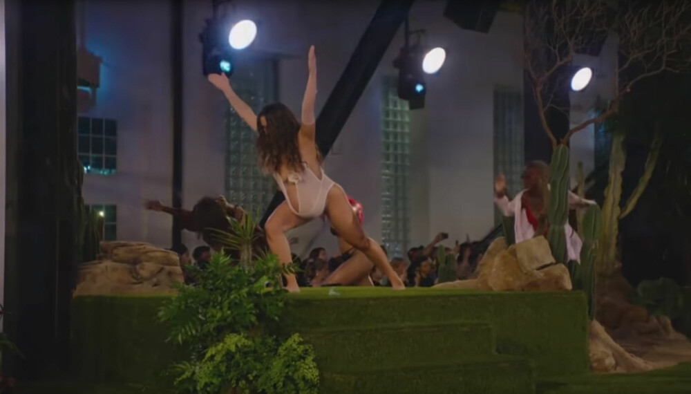 DANSET: Den gravide danseren i Rihannas undertøysvisning hadde på seg en kremfarget, gjennomsiktig body med dyp utrigning. DANSET: Den gravide danseren i Rihannas undertøysvisning hadde på seg en kremfarget, gjennomsiktig body med dyp utrigning.