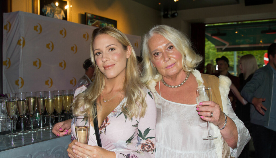 TOK MED MAMMA: Tidligere Paradise Hotel-stjerne, nå kommende Charterfeber-stjerne, Aurora Gude tok med moren Bibbi Hellerud Gude på premieren av 2018-sesongen av Charterfeber. TOK MED MAMMA: Tidligere Paradise Hotel-stjerne, nå kommende Charterfeber-stjerne, Aurora Gude tok med moren Bibbi Hellerud Gude på premieren av 2018-sesongen av Charterfeber.
