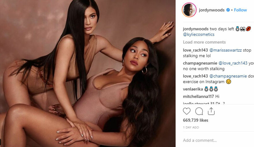 LANSERER MAKEUP SAMMEN: Kylie Jenner og bestevenninnen Jordyn Woods henger sammen som erteris. Nå lanserer de for første gang også makeup sammen, og feiret nyheten med en lettkledd fotoshoot. LANSERER MAKEUP SAMMEN: Kylie Jenner og bestevenninnen Jordyn Woods henger sammen som erteris. Nå lanserer de for første gang også makeup sammen, og feiret nyheten med en lettkledd fotoshoot.