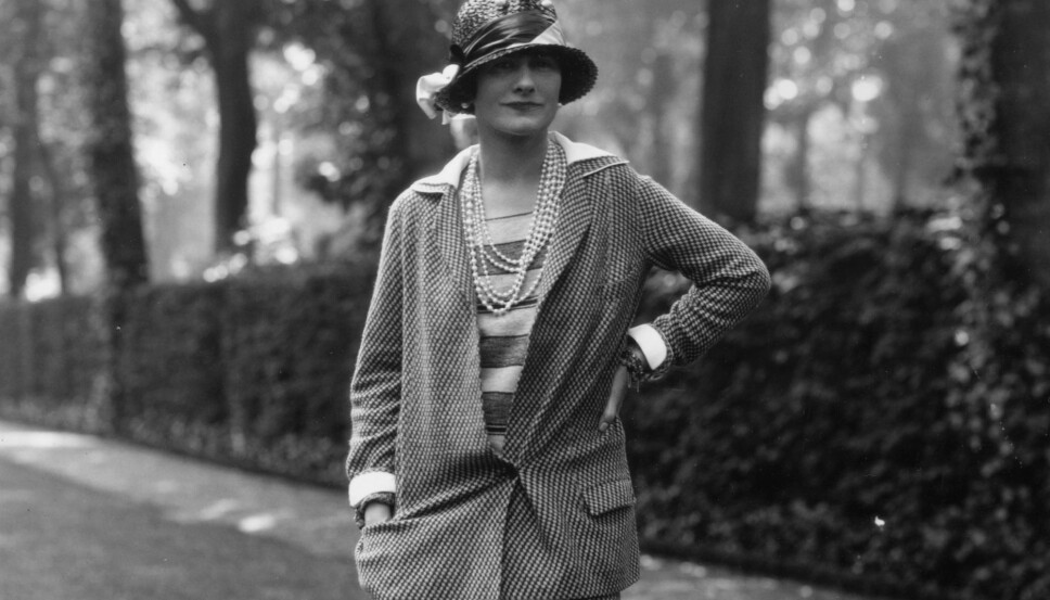 KORTKLIPPET: Coco Chanel synes det lange håret var i veien, og klippet selv av seg sine lange fletter. - En kvinne som klipper håret sitt, er iferd med å forandre livet sitt, sa hun. KORTKLIPPET: Coco Chanel synes det lange håret var i veien, og klippet selv av seg sine lange fletter. - En kvinne som klipper håret sitt, er iferd med å forandre livet sitt, sa hun.