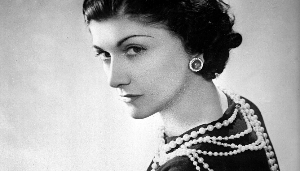 COCO CHANEL var en kontroversiell skikkelse på 1920-tallet, med sitt kortklippede hår og elegante, adrogyne stil. COCO CHANEL var en kontroversiell skikkelse på 1920-tallet, med sitt kortklippede hår og elegante, adrogyne stil.