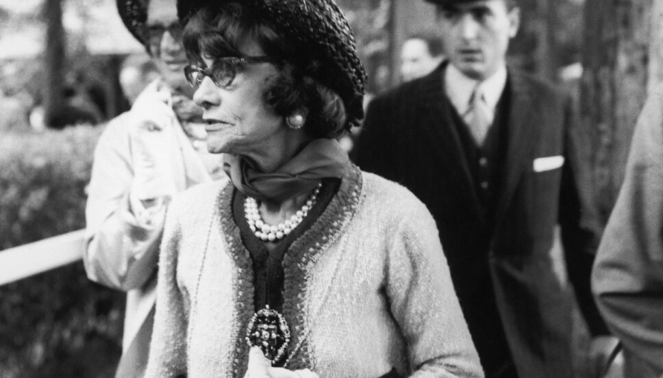 Den klassiske, krageløse Chanel-jakken i tweed er fortsatt aktuell i dag, og er en av signaturplaggene fra motehuset. Den klassiske, krageløse Chanel-jakken i tweed er fortsatt aktuell i dag, og er en av signaturplaggene fra motehuset.
