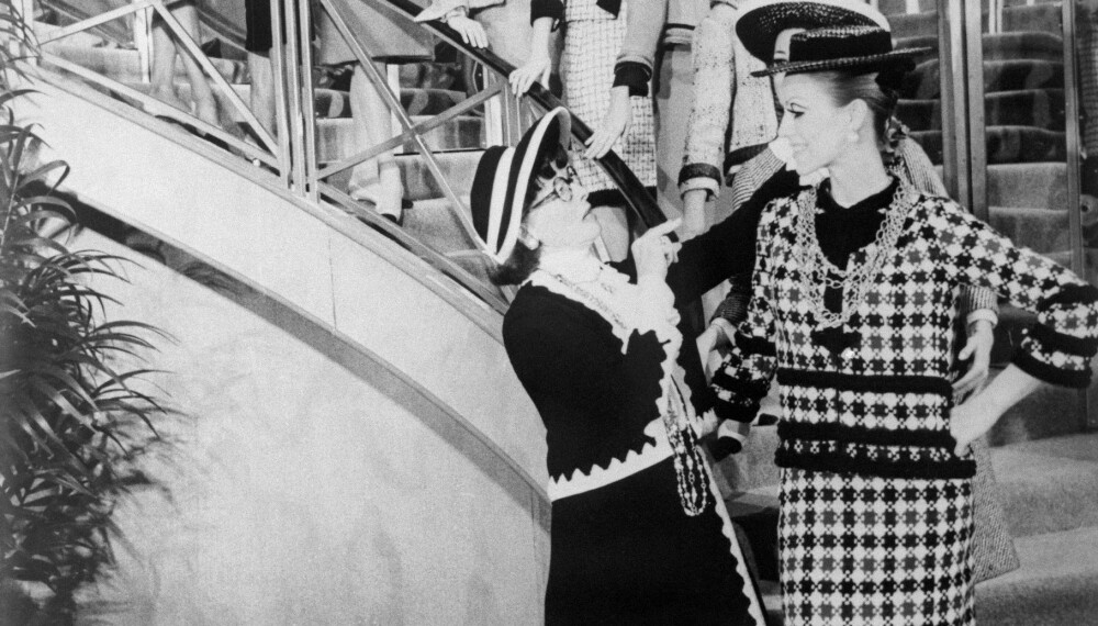 Coco Chanel fikser på antrekket til Audrey Hepburn, som spiller henne selv - iført Chanel. Coco Chanel fikser på antrekket til Audrey Hepburn, som spiller henne selv - iført Chanel.